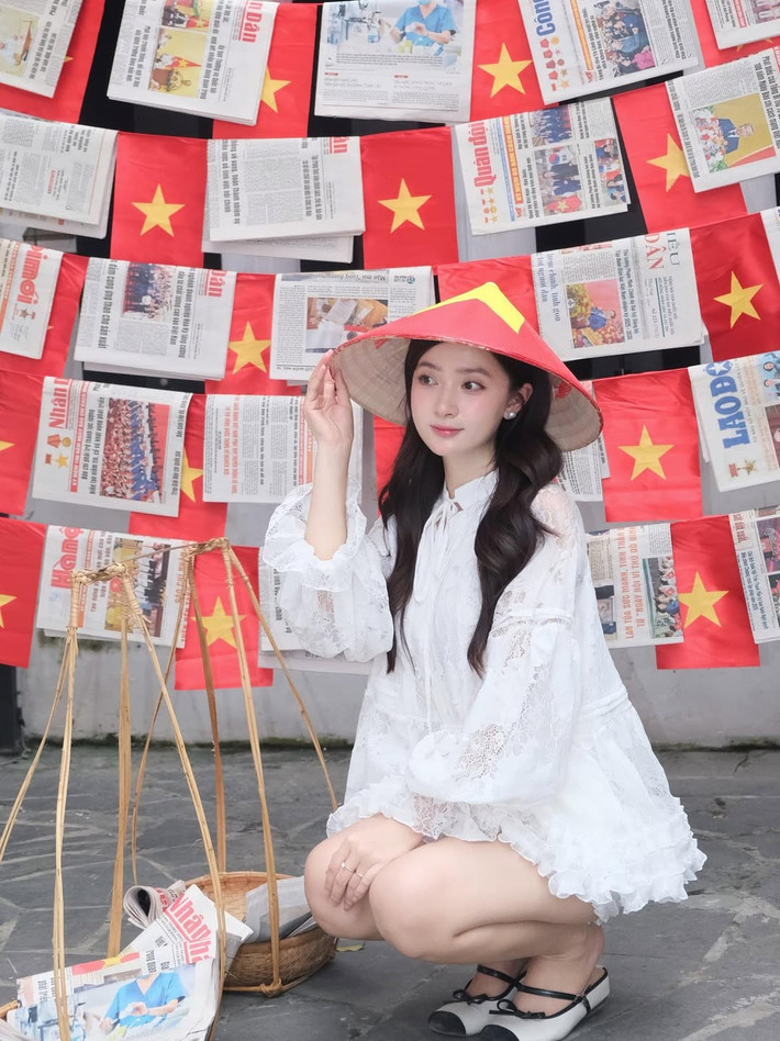 Thiết kế váy babydoll xếp tầng cùng phần tay bồng bềnh mang đến vẻ ngoài cổ điển, nữ tính. (Ảnh: @d.vaanh)
