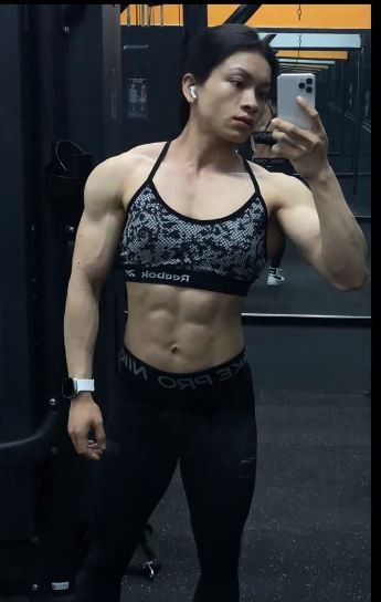 Bắt đầu là vận động viên điền kinh, Quỳnh Trang chuyển sang tập gym để cải thiện thành tích thi đấu.