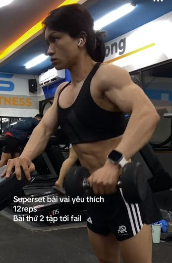 Đam mê thể hình từ đó được nuôi dưỡng, và cô đã gắn bó với bộ môn này suốt 8 năm qua, thi đấu chuyên nghiệp trong 4 năm gần đây.
