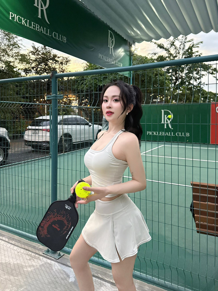 Mới đây, loạt ảnh một cô gái xinh đẹp check-in sân tập pickleball lập tức thu hút sự chú ý của cộng đồng mạng. Cô nàng là Uyên Trần - một nàng mẫu ảnh khá có tiếng trong ngành thời trang.