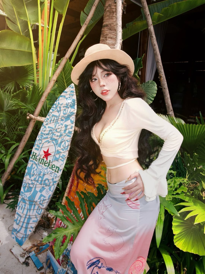 Cô nàng có phong cách thời trang đa dạng và biến hóa linh hoạt. Cô thường xuyên thay đổi hình tượng, từ ngọt ngào, gợi cảm đến cá tính, cool ngầu. (Ảnh: FBNV)