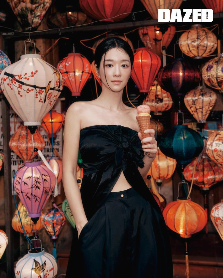 Ngày 19/5, tạp chí DAZED công bố bộ ảnh mùa hè của nữ diễn viên Hàn Quốc Seo Ye Ji. Loạt ảnh được thực hiện tại khu nghỉ dưỡng sang trọng ở Đà Nẵng và Hội An. Nhan sắc đỉnh cao và thần thái kiêu sa của Seo Ye Ji dễ dàng “đốt cháy” mọi ánh nhìn.