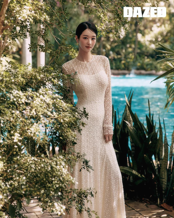 Trước khi tạp chí công bố loạt ảnh, Seo Ye Ji đăng trên trang cá nhân ảnh dạo phố cổ, tiết lộ được fan tặng nón lá, hoa, các loại trái cây như chuối, xoài.