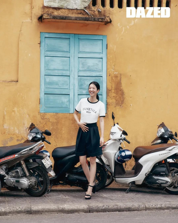 Nữ diễn viên trong trang phục mùa hè của Duvetica, với nền tường vàng quen thuộc ở Hội An, cùng những chiếc xe máy mang hơi thở của đường phố và nhịp sống nơi đây.