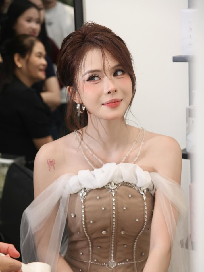Tại sự kiện khai trương, Ngân Hà luôn nở nụ cười rạng rỡ, đầy tự hào khi đứng bên tấm biển lớn ghi dòng chữ "GRAND OPENING" và logo salon của mình.
