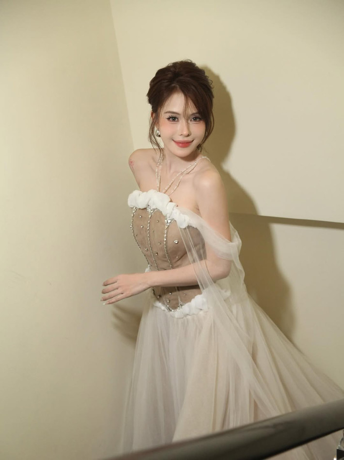 Trước đó cách không lâu, cô cũng khiến cộng đồng mạng bất ngờ khi đăng tải video khoe mới tậu chiếc xế hộp Mercedes-Benz sang trọng ở tuổi 22. Việc Võ Nữ Ngân Hà sở hữu một chiếc xe sang trọng khi còn trẻ như vậy là minh chứng cho sự thành công và nỗ lực không ngừng nghỉ của cô trong vai trò Tiktoker, người sáng tạo nội dung và tài năng kinh doanh.