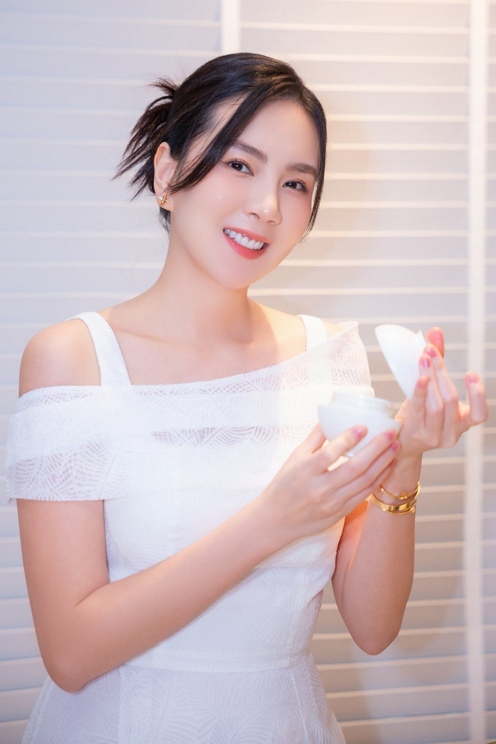 Qua những bức ảnh, có thể thấy rõ Mai Ngọc giữ được sự trẻ trung đáng kinh ngạc, làn da mịn màng và nụ cười rạng rỡ, khiến nhiều người hâm mộ phải trầm trồ khen ngợi. Không chỉ vóc dáng, thần thái tự tin, tràn đầy sức sống của Mai Ngọc cũng là điểm cộng lớn, giúp cô luôn tỏa sáng dù ở bất cứ đâu.