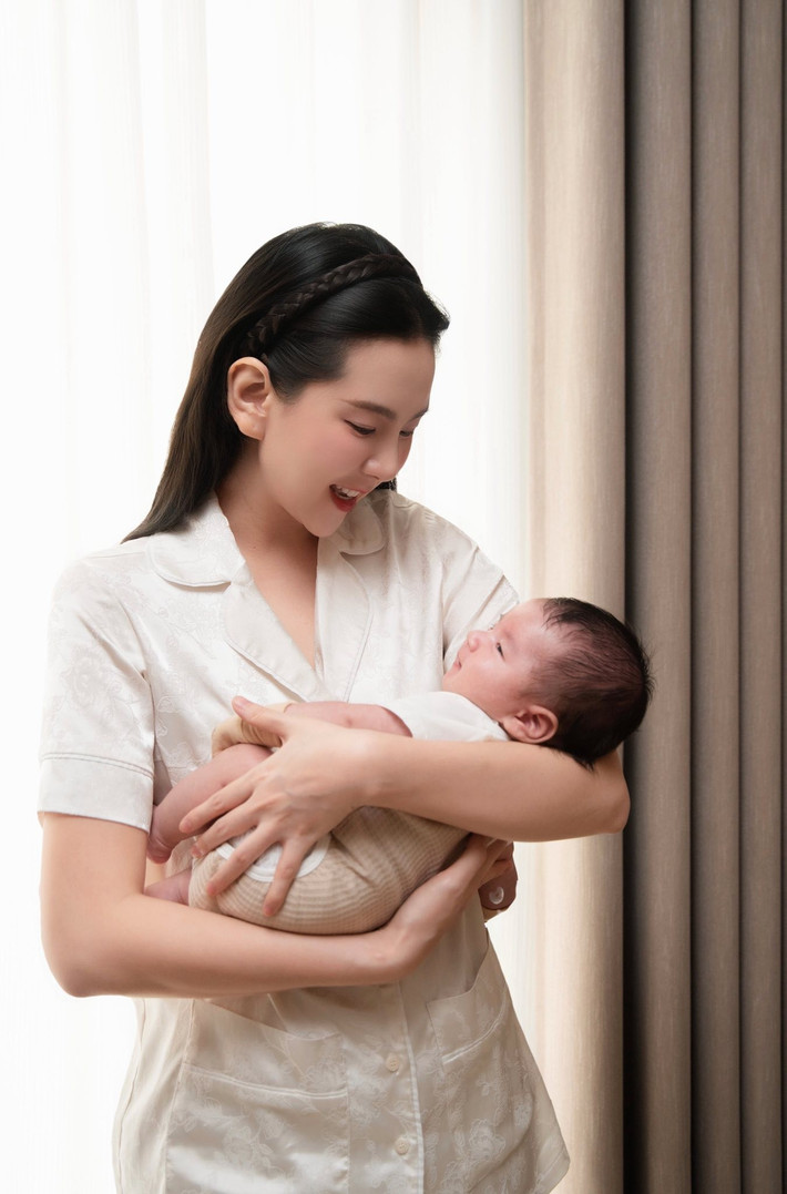 Lúc mới sinh con trai đầu lòng được 5 ngày, Mai Ngọc cũng từng tiết lộ đã giảm được 6kg, sắp lấy lại dáng như ban đầu. Trong suốt thai kỳ, cô vẫn duy trì chạy bộ, nâng tạ tay, tập pilates theo từng giai đoạn.