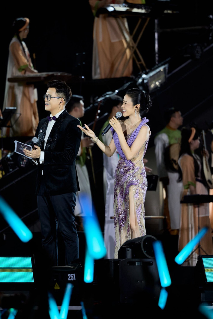 Nếu tại V Concert, cô cùng MC Đức Bảo dẫn dắt khán giả qua một hành trình âm nhạc đầy tự hào, lan tỏa cảm xúc về tình yêu quê hương, đất nước thì tại V Fest, Phí Linh lại cho thấy sự trẻ trung, năng động khi khuấy động không khí sôi động, đầy nhiệt huyết của tuổi trẻ. (Ảnh: FB Phí Linh)