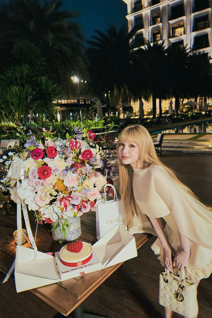 Hiện bài đăng của Xoài Non và Gil Lê nhận về hàng chục nghìn lượt cảm xúc, chia sẻ và bình luận. Rất nhiều bạn bè, người hâm mộ vào gửi lời chúc hạnh phúc đến cặp đôi cũng như hóng chờ đám cưới ở tương lai gần. (Ảnh: Facebook Phạm Trang)