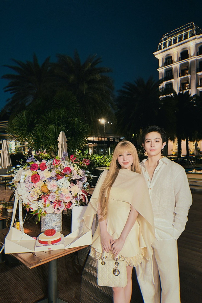Trong những bức ảnh được đăng tải, Gil Lê và Xoài Non diện trang phục đồng điệu với tông màu kem chủ đạo. Gil Lê lịch lãm trong chiếc áo sơ mi trắng, trong khi Xoài Non hóa "nàng thơ" với chiếc váy xòe ngắn màu kem. (Ảnh: Facebook Phạm Trang)