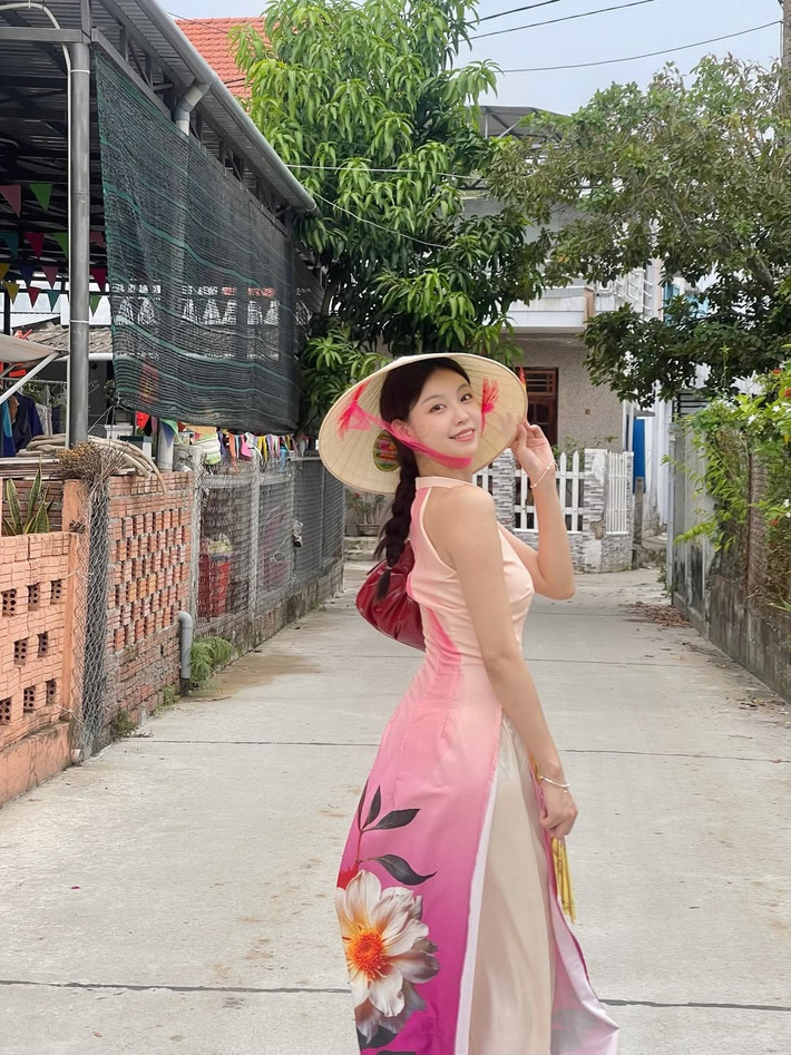 Được biết, nữ du khách này có tên là Yoo-jin. Trong chuyến khám phá, Yoo-jin đã chọn trang phục áo dài để hòa mình vào không gian và văn hóa địa phương. (Ảnh: IGNV)