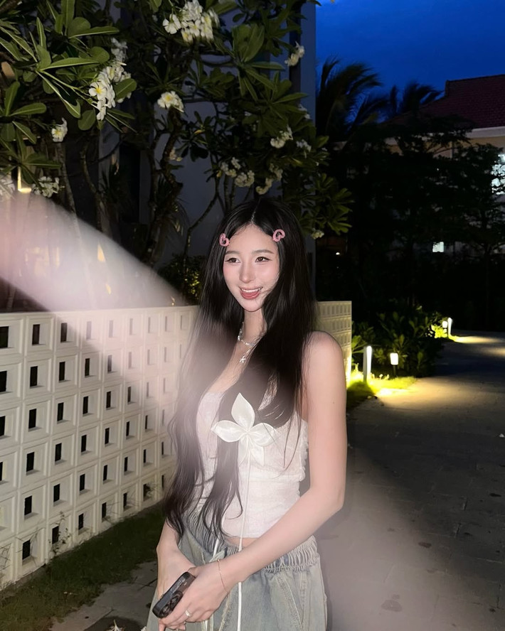 Xuất phát điểm là một cô nàng sinh viên ngành thiết kế thời trang, Uyên Ni dần được cộng đồng mạng biết đến bởi loạt hình ảnh chia sẻ khoảnh khắc đời thường siêu đáng yêu