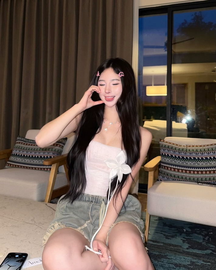 Nhờ những kiến thức về thời trang, Uyên Ni chưa bao giờ gặp khó khăn trong việc tự làm stylist cho chính mình. Nhờ đó cô nàng cũng ghi điểm trong mắt người hâm mộ bởi phong cách thời trang mang đậm cá tính riêng.