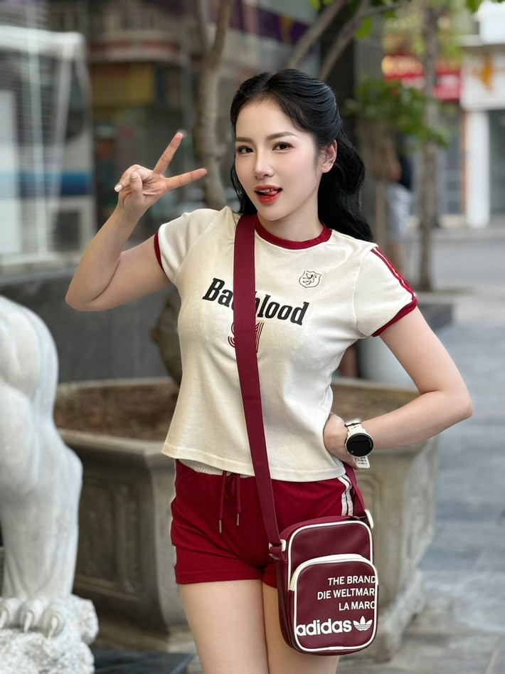 Được biết đến với danh xưng "hot girl chạy bộ", it ai biết, công việc chính của Ngọc Loan là một y tá tại Hải Phòng. Cô nàng bắt đầu tham gia các giải chạy bộ được khoảng 1 năm.