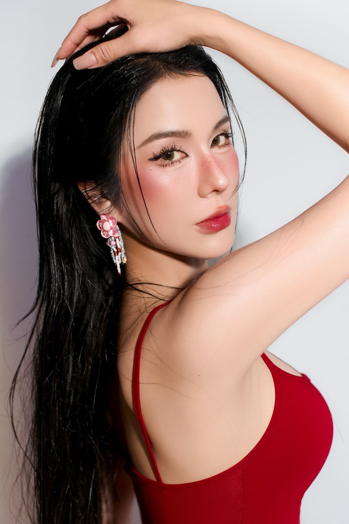 Để chào tuổi mới, mới đây Diệp Lâm Anh vừa đăng tải bộ ảnh mới, thu hút sự chú ý của người theo dõi. Loạt ảnh nhanh chóng nhận được "bão like" và vô số lời khen ngợi từ người hâm mộ. (Ảnh: FBNV)