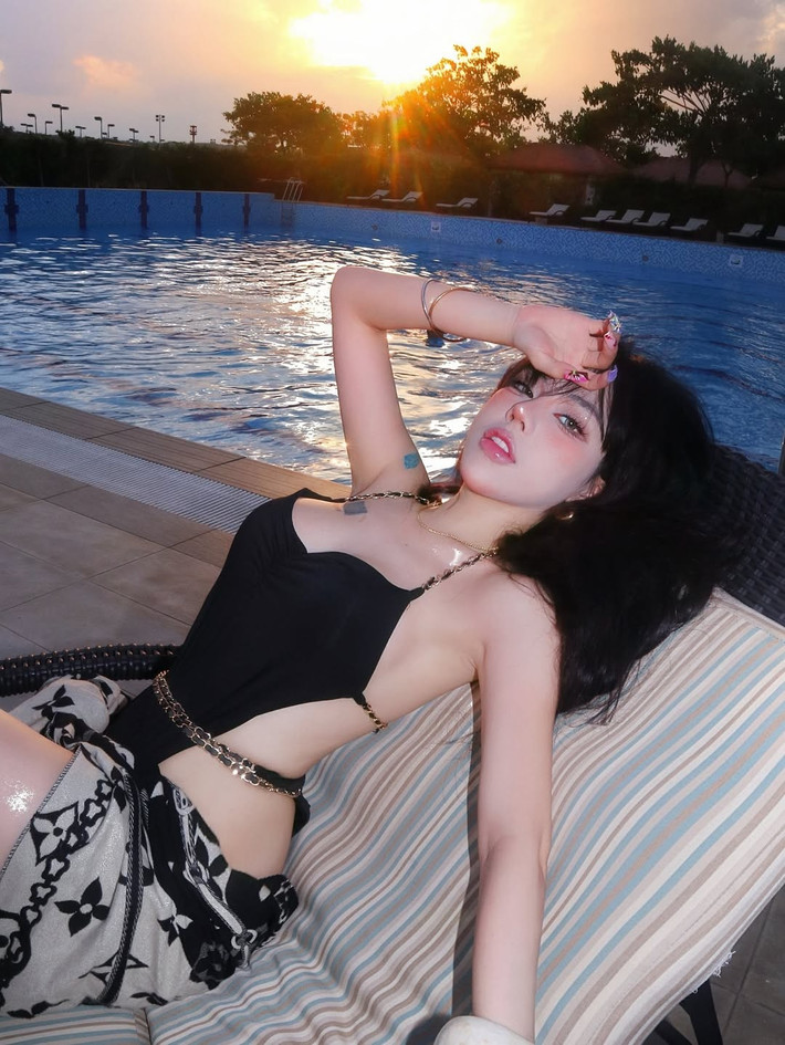 Trong những bức ảnh được chia sẻ, Bảo Khuyên Susan xuất hiện với bộ bikini màu đen cách điệu, tôn lên những đường cong nuột nà và làn da trắng không tì vết. Thiết kế bikini độc đáo với phần dây xích vàng lấp lánh càng làm tăng thêm vẻ sang chảnh và hút mắt cho cô nàng.