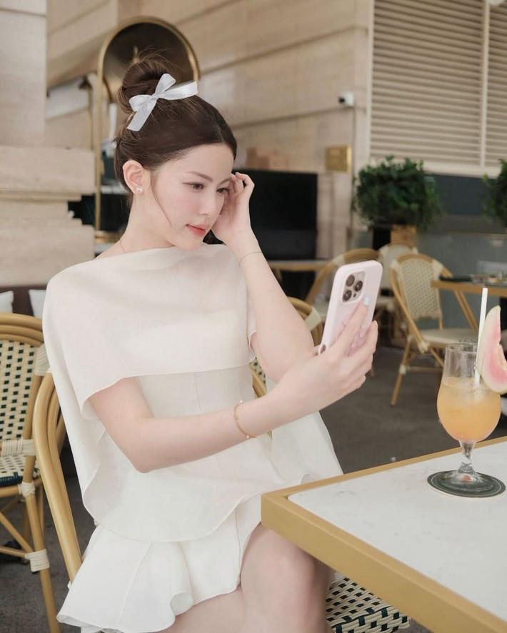 Mới đây trên trang cá nhân, nàng hot girl Tăng Mỹ Hàn - "bạn gái tin đồn" của nam rapper HIEUTHUHAI vừa đăng tải loạt ảnh đậm vibe tiểu thư đài các khiến netizen xuýt xoa. Diện bộ váy trắng tinh khôi với thiết kế tối giản nhưng tinh tế, cô nàng toát lên khí chất chuẩn “nàng thơ” hiện đại – nhẹ nhàng, duyên dáng nhưng vẫn đầy cuốn hút.