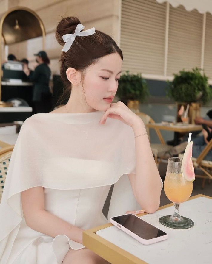 Sự kết hợp giữa kiểu tóc búi cao gọn gàng, trang điểm tự nhiên và phụ kiện nhỏ xinh cũng cho thấy cô có sự đầu tư kỹ lưỡng trong từng chi tiết nhỏ nhất, dù chỉ là một buổi gặp mặt đời thường.