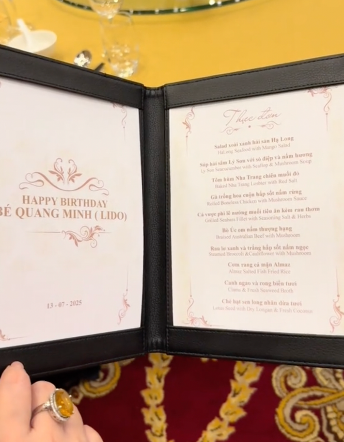 Thực đơn của bữa tiệc được tính toán kỹ lưỡng, cao cấp chuẩn nhà hàng 5 sao với đầy đủ các nguyên liệu hảo hạng với các món như salad hải sản Hạ Long ăn kèm xoài, súp hải sâm Lý Sơn nấu cùng dò điệp và nấm hương, tôm hùm Nha Trang chiên muối đỏ, gà trống hoa cuộn hấp sốt nấm rừng,