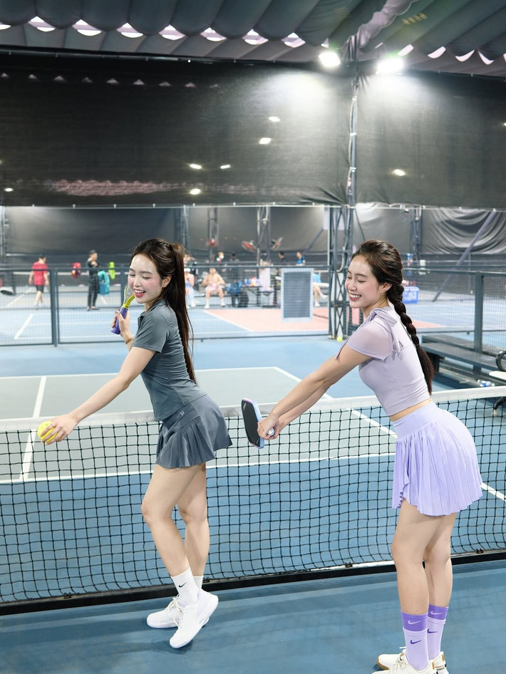 Qua từng bức ảnh, Phương Anh thể hiện rõ niềm đam mê và sự hứng khởi khi chơi pickleball. Từ khoảnh khắc cúi người chuẩn bị giao bóng, đến lúc tựa vào lưới nghỉ ngơi, hay khi ngồi xuống tạo dáng cùng vợt và bóng, cô nàng luôn toát lên vẻ tràn đầy năng lượng.