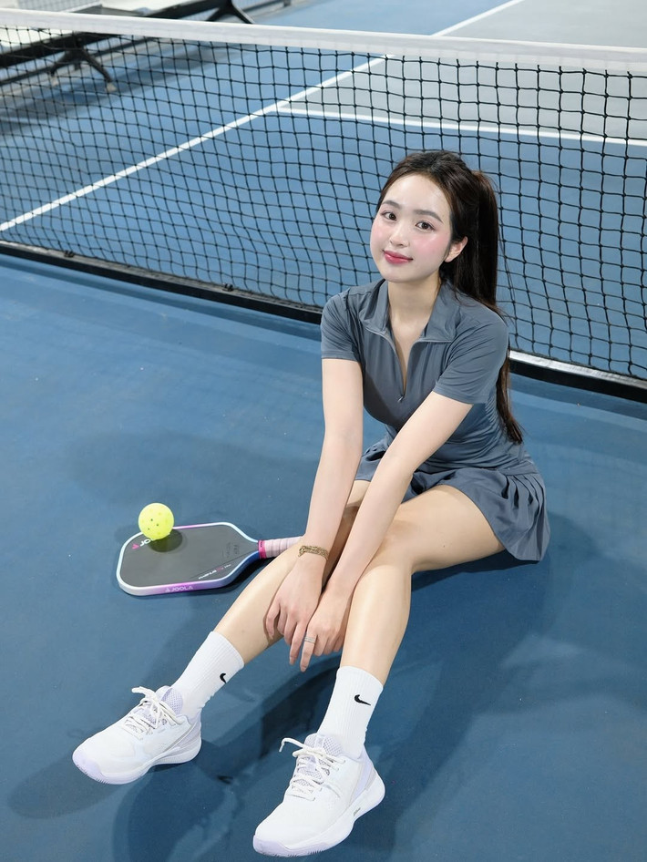 Nổi tiếng với vẻ ngoài xinh đẹp và lối sống năng động, hot girl Hà thành Phương Anh vừa khiến người hâm mộ thích thú khi chia sẻ loạt ảnh kỷ niệm nửa năm cô nàng chính thức "ghi danh" vào đường đua pickleball.