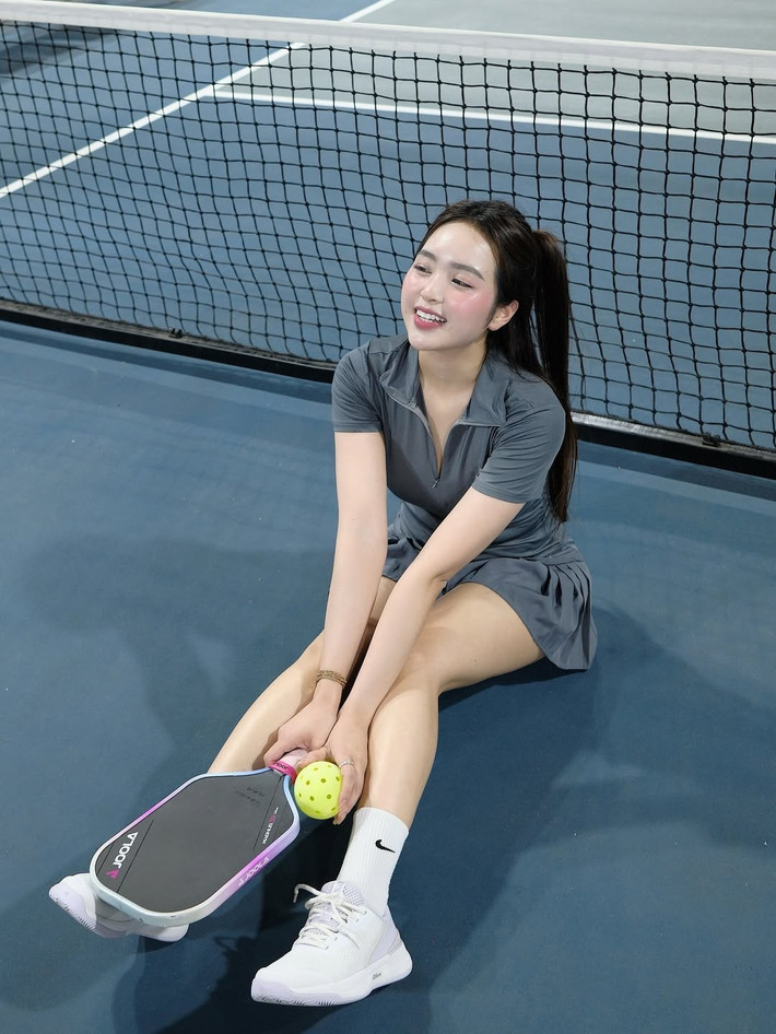 Trong trang phục thể thao khỏe khoắn, Phương Anh không chỉ khoe vóc dáng thon gọn, săn chắc mà còn lan tỏa nguồn năng lượng tích cực, rạng ngời.