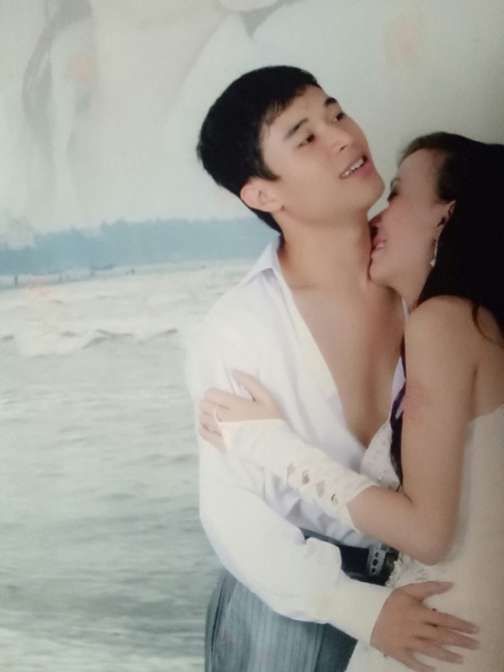 Theo chia sẻ từ cô dâu trong bức ảnh, "lúc chụp xong, hai vợ chồng em xin trả tiền công chứ ko rửa ảnh. Nhưng chủ studio không đồng ý với lý do: Không muốn bị ăn cắp ý tưởng, vì đây là độc quyền, chụp ở đây phải rửa ở đây".
