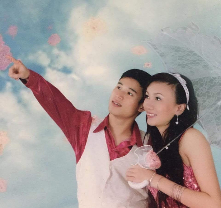 Dù phong cách bộ ảnh khá "độc lạ", thế nhưng đây là thước phim kỷ niệm ngọt ngào, là “chiếc gương ký ức” giúp chính chủ gợi nhớ về một thời thanh xuân sôi nổi, ngập tràn cảm xúc và sự ngây thơ trong cách thể hiện tình yêu.