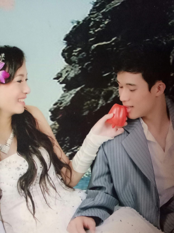 Sau hơn một thập kỷ, chính chủ nhân của bộ ảnh – hiện đã là vợ chồng và có cuộc sống viên mãn – cũng phải “ngượng chín mặt” khi nhìn lại.