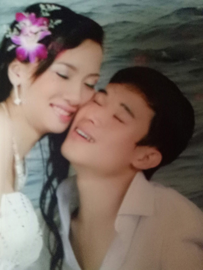 Với phong cách tạo dáng táo bạo, biểu cảm đầy tình tứ và “style” trang phục mang đậm dấu ấn thập niên trước, những bức ảnh đã khiến nhiều người không khỏi bật cười và hoài niệm.