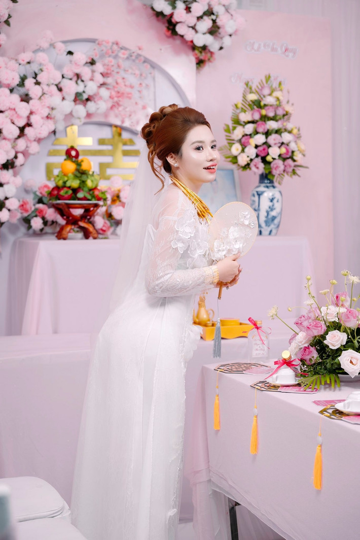 Được biêt, màn trao quà cưới diễn ra trong khoảng 30 phút. Trong suốt thời gian này, cặp đôi đã nhận được tổng cộng hơn 20 cây vàng từ hai bên gia đình. Con số này đã đủ để minh chứng cho độ "khủng" của của hồi môn mà cô dâu, chú rể nhận được trong ngày trọng đại.