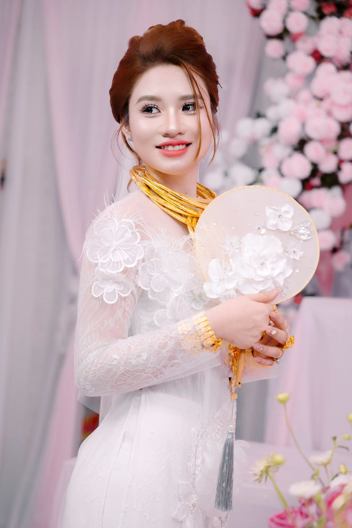 Dân mạng để lại nhiều bình luận, như: “Mạnh dạn xin vía lấy chồng được tặng nhiều vàng như cô dâu”; “Vàng cưới là ‘đặc sản’ của miền Tây rồi”; “Nhà họ phải môn đăng hộ đối, hai bên cùng có điều kiện thì mới tặng con cái nhiều vàng như vậy”...