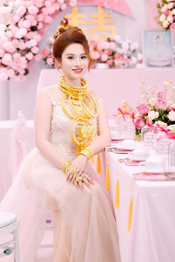 Đám cưới của một cặp đôi trẻ tại Tiền Giang gần đây đã trở thành tâm điểm chú ý trên mạng xã hội, đặc biệt là đoạn video ghi lại cảnh cô dâu đeo vàng kín cổ và tay. Màn trao quà cưới kéo dài đến 30 phút cùng số lượng vàng "khủng" đã khiến cộng đồng mạng không khỏi choáng váng và bàn tán xôn xao.