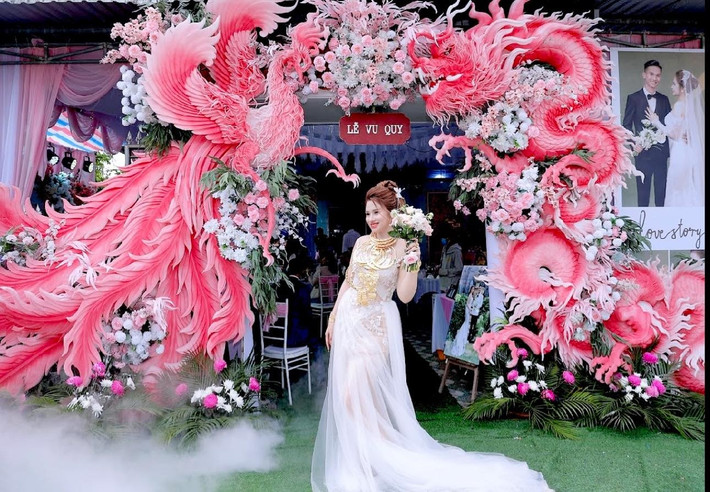 Chú rể Thế Huy tiết lộ rằng cả bố mẹ anh và bố mẹ vợ đều là những chủ vựa sầu riêng lớn. Đây là một trong những ngành nghề mang lại thu nhập "khủng" tại các tỉnh miền Tây.