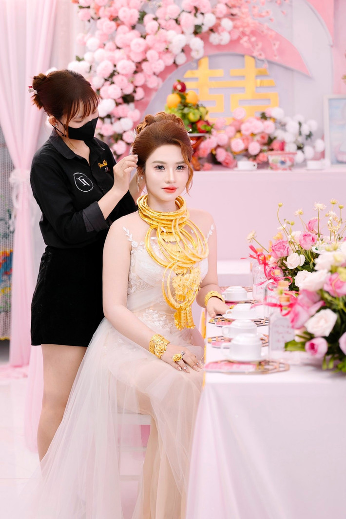 Bên cạnh quà cưới khủng, nhan sắc xinh đẹp của cô dâu cũng khiến nhiều người dành lời khen ngợi, xuýt xoa.
