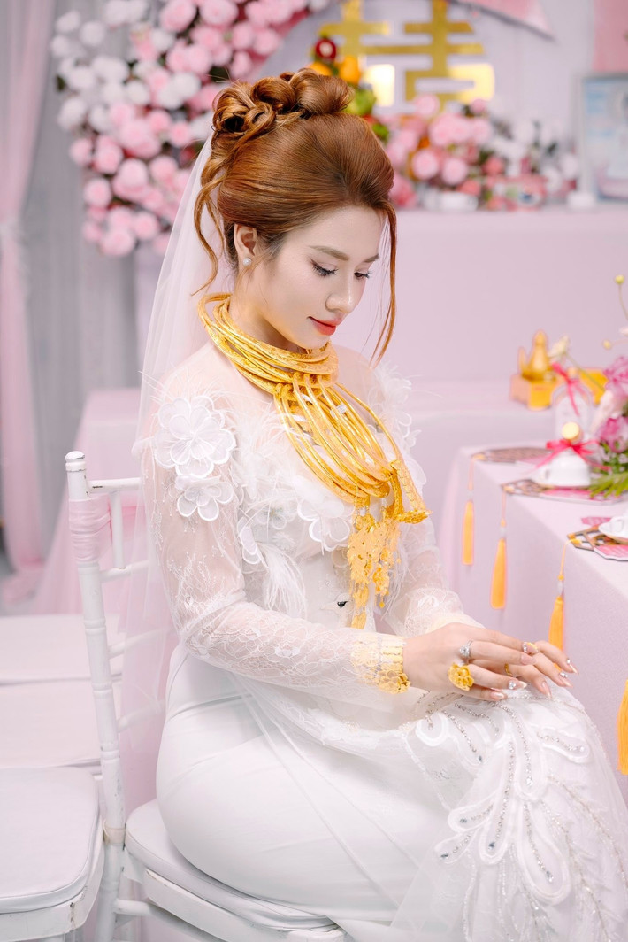 Dù đã hơn 1 tháng trôi qua từ đám cưới, thế nhưng đoạn video ghi lại hình ảnh cô dâu vui vẻ, hạnh phúc bên chú rể với vàng treo kín cổ và tay vẫn viral trên mạng xã hội.