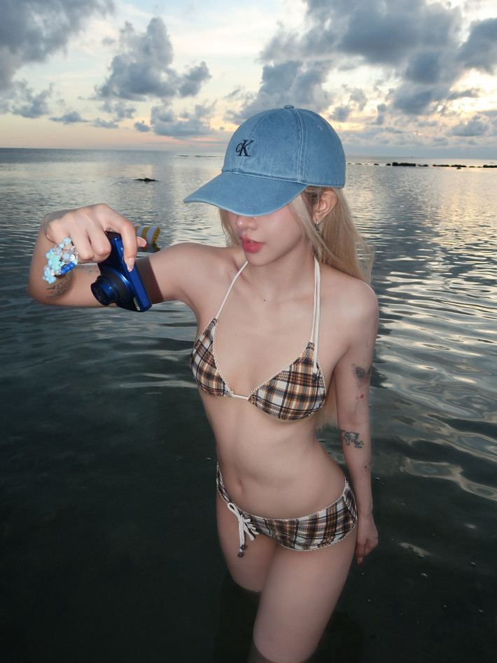 Không còn là hình ảnh cá tính hay biến hình đầy ma mị trên các video nhảy, Ciin trong trang phục bikini đã phô diễn trọn vẹn vóc dáng chuẩn chỉnh cùng thần thái cuốn hút, khiến người xem không thể rời mắt.