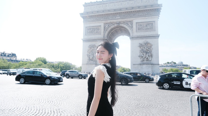 Đặc biệt, hình ảnh Mai Thảo Linh tươi cười rạng rỡ, đầy thần thái khi đứng trước Tháp Eiffel hùng vĩ đã nhận được vô vàn lời khen ngợi.