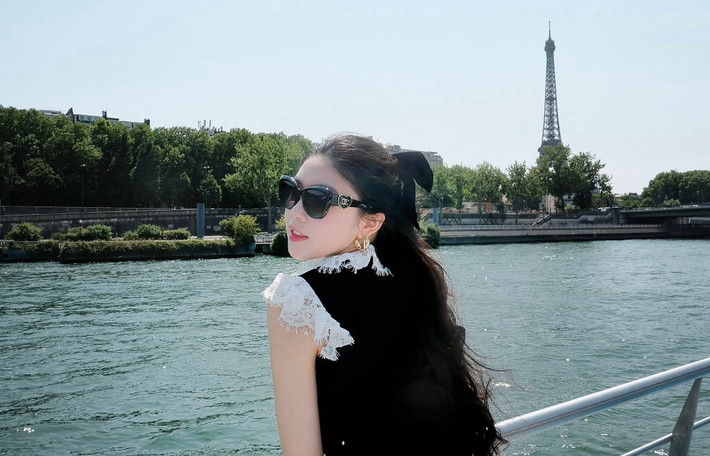 "Đầm xinh, người cũng xinh phát sáng"; "Lọ Lem hợp phong cách này quá, không khác gì các tiểu thư Paris"; "Như công chúa, quá đẹp quá sang"..., một số tài khoản bày tỏ sự xuýt xoa dưới bài đăng của cô nàng.