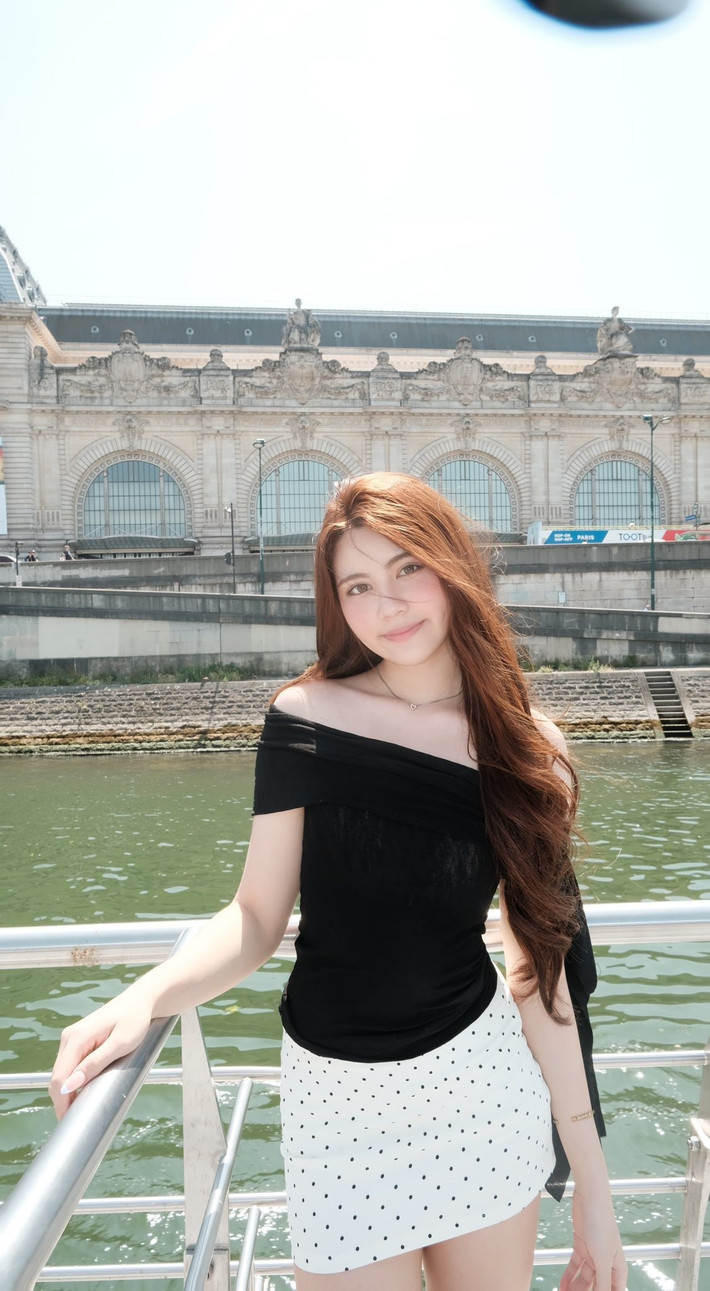 Góc chụp và ánh sáng tự nhiên đã giúp cô nàng khoe trọn vóc dáng cân đối và đôi chân thon dài.