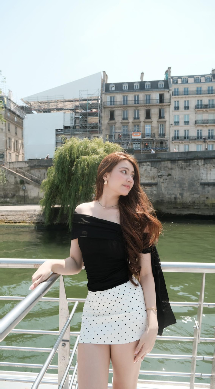 Loạt ảnh du lịch Paris của Hạt Dẻ nhanh chóng nhận được "bão tim" và hàng loạt bình luận khen ngợi từ cộng đồng mạng. Nhiều người bày tỏ sự ngưỡng mộ trước nhan sắc ngày càng "chín" của cô con gái nhà MC Quyền Linh, đồng thời khen ngợi phong cách thời trang tinh tế và thần thái tự tin khi du lịch trời Tây.