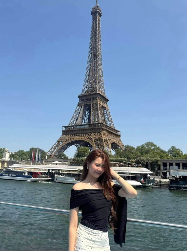 Nụ cười nhẹ nhàng cùng ánh mắt có hồn của Hạt Dẻ càng làm tăng thêm vẻ cuốn hút, khiến người xem không khỏi xuýt xoa.