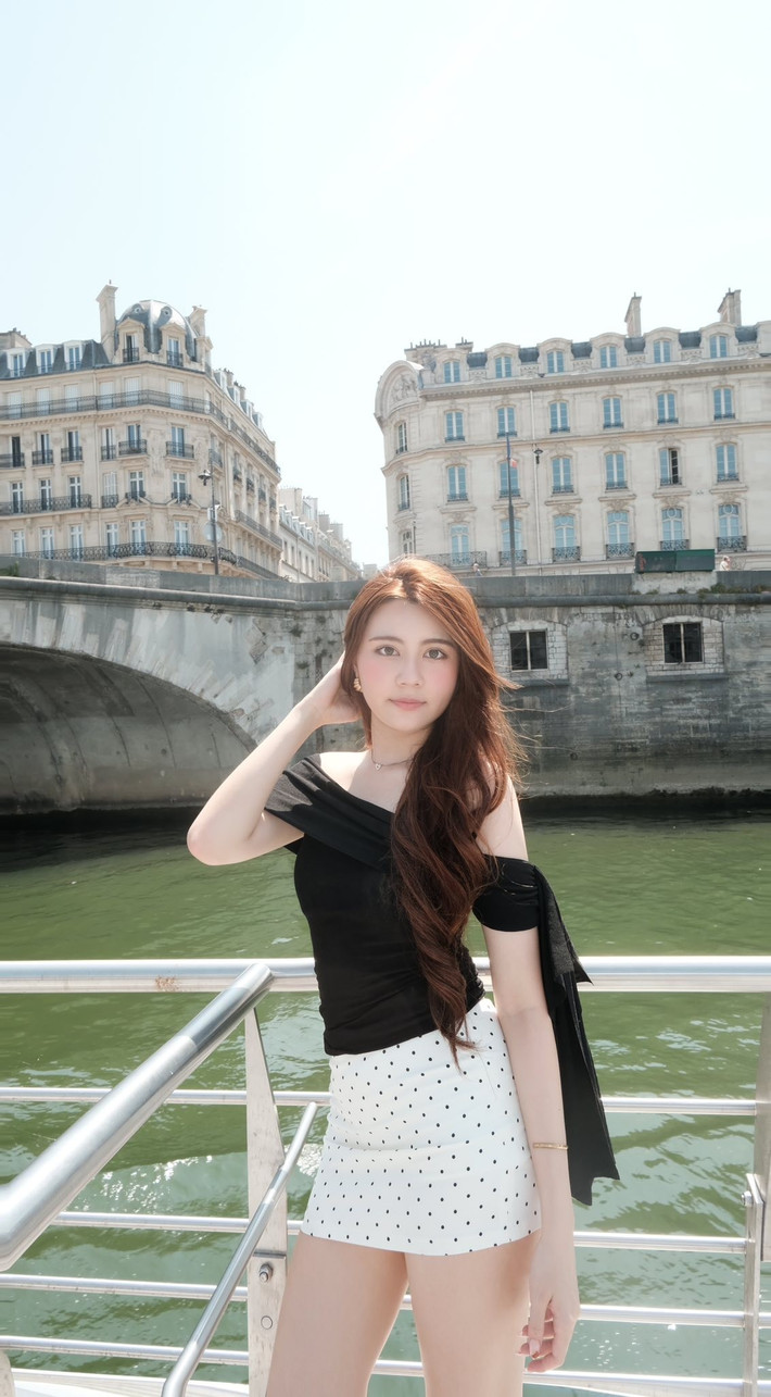 Đặc biệt, trong các bức ảnh, Hạt Dẻ tự tin tạo dáng trên một con thuyền dọc sông Seine, với biểu tượng tháp Eiffel sừng sững phía xa.