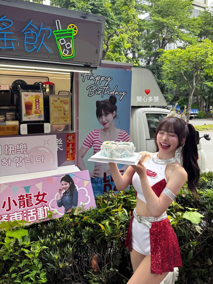 Trong loạt ảnh được đăng tải, Lee Da Hye xuất hiện với nhiều phong cách khác nhau, từ năng động, cá tính đến ngọt ngào, dễ thương. Cô nàng rực rỡ trong trang phục cổ vũ, tươi cười bên chiếc xe lưu động được trang trí hình ảnh của chính mình.(Ảnh: Instagram @le_dahye)