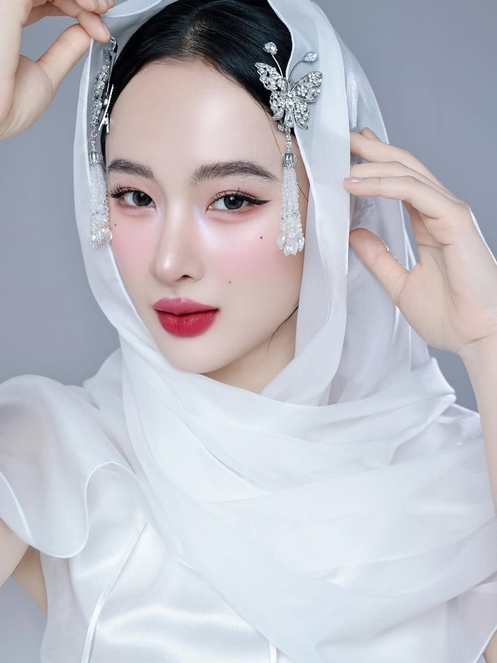 Angela Phương Trinh, tên thật là Lê Ngọc Phương Trinh (sinh năm 1995), từng là sao nhí đình đám của màn ảnh Việt với loạt vai diễn ấn tượng trong “Kính vạn hoa”, “Mùi ngò gai”, “Người mẹ nhí”, “Tiểu thư đi học”…