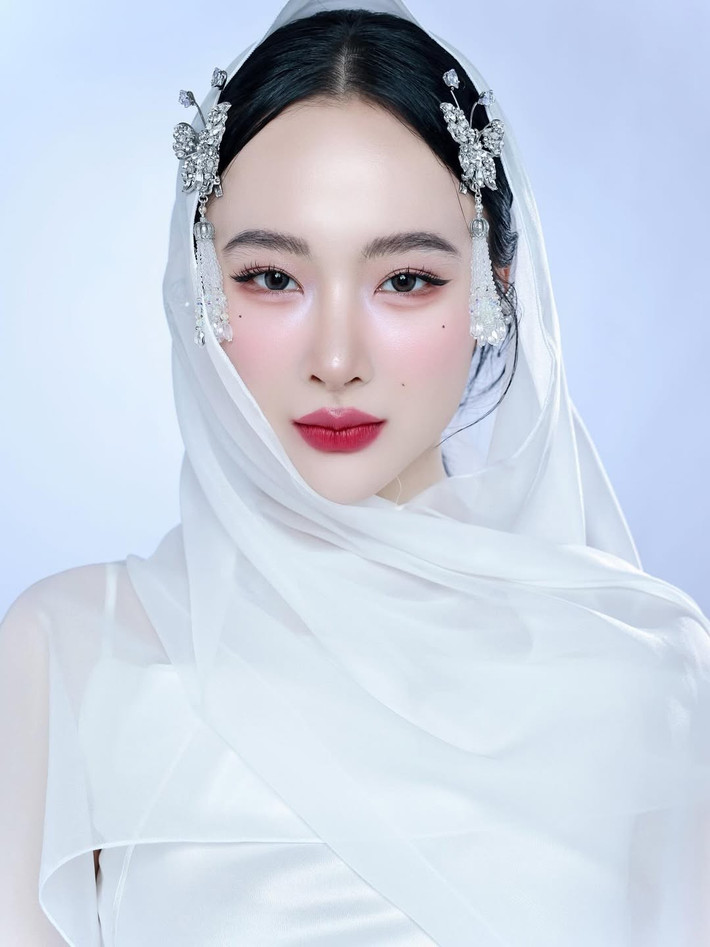 Cô nàng từng gắn liền với danh xưng "nữ hoàng thảm đỏ" khi mỗi lần dự sự kiện là một lần khiến công chúng chú ý với phong cách gợi cảm, táo bạo. Từng có một thời gian dài, cô quyết định ngừng hoạt động showbiz, ở ẩn và ăn chay trường.