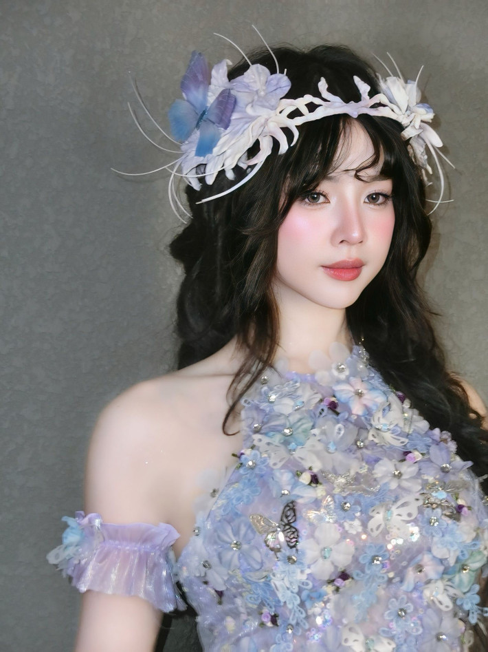 Với gu thời trang đa dạng, từ cá tính, sexy trên sân khấu đến dịu dàng, nữ tính ngoài đời, DJ Mie luôn biết cách làm mới hình ảnh của bản thân.