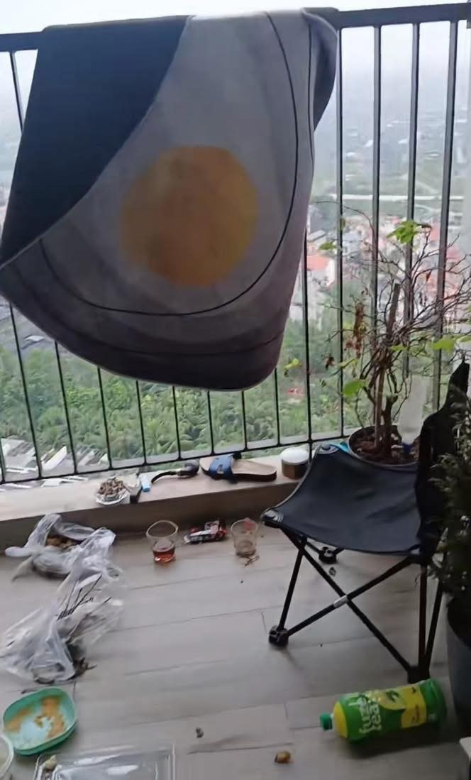 Dù bà đã góp ý nhiều lần nhưng không những không thay đổi, các con còn tỏ thái độ khó chịu, cho rằng mẹ đang can thiệp quá sâu vào cuộc sống riêng.