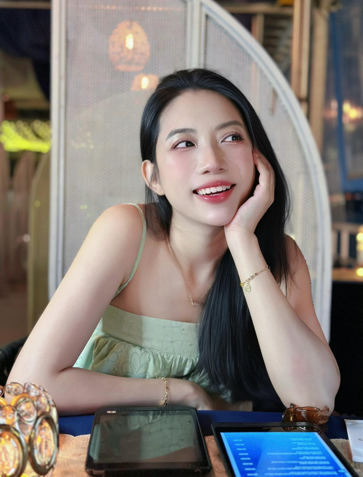 Trên trang cá nhân, cô nàng thường chia sẻ những khoảnh khắc đời thường, những chuyến du lịch đến nhiều địa điểm khác nhau.